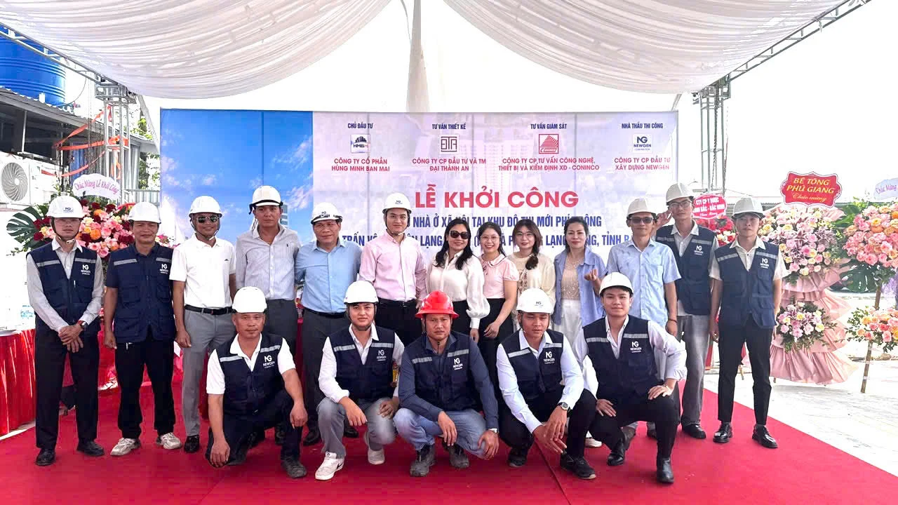 Các thành viên NewGen và đại biểu chụp ảnh tập thể tại lễ khởi công