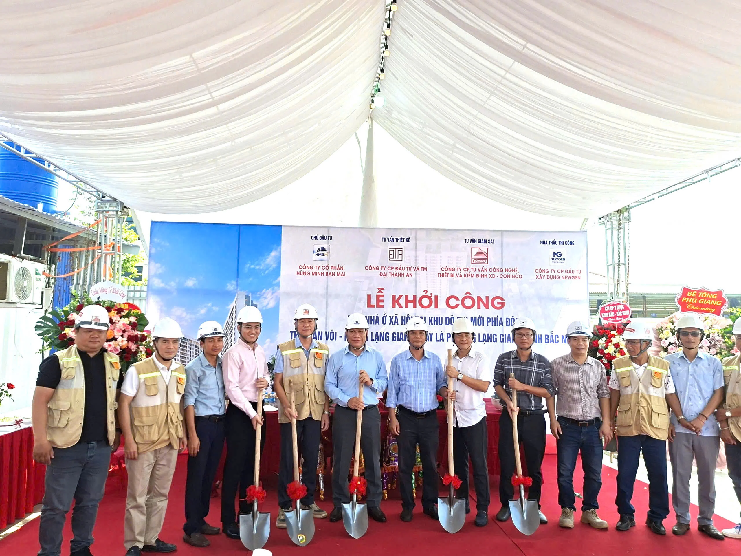 Đội ngũ và các đại biểu cầm xẻng chuẩn bị nghi thức khởi công