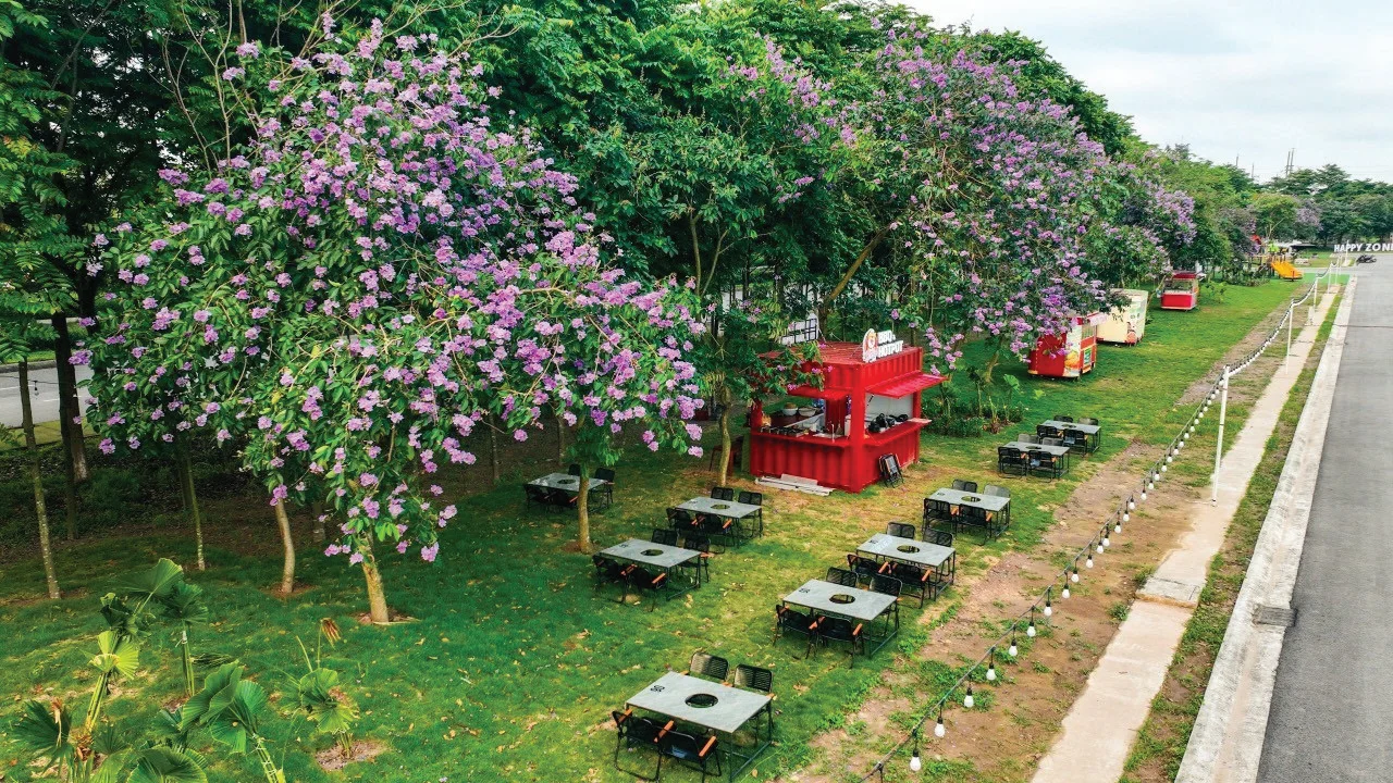 Không gian sinh hoạt ngoài trời với cây xanh và đường dạo